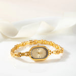 Viktoria – Reloj dorado con caja ovalada.