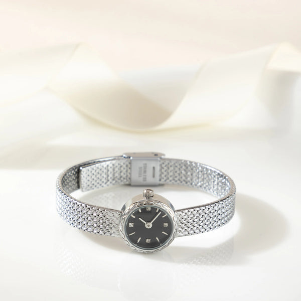 Magdalena – Gold watch with a narrow strap.