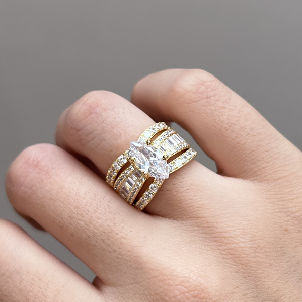 Veronika – Conjunto de anillos con diamantes y acentos dorados.