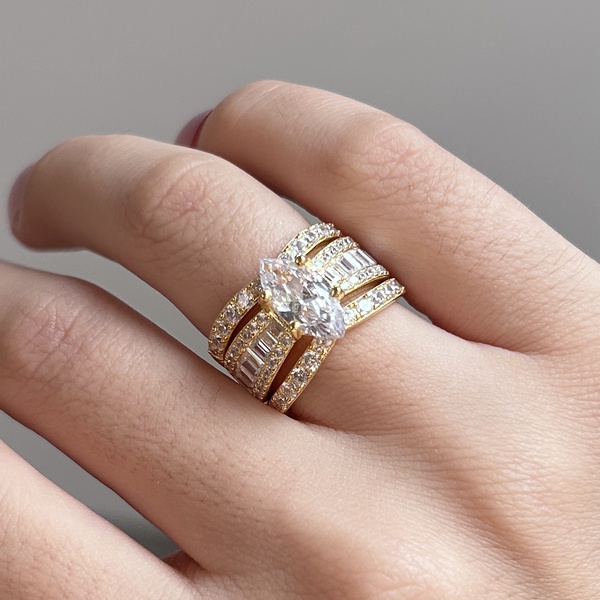 Veronika – Conjunto de anillos con diamantes y acentos dorados.