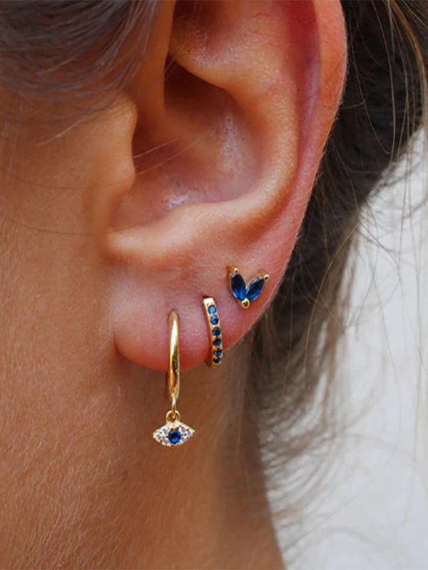 Leandra – Pendientes dorados con forma refinada.