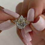 Clarissa – Anillo de diamante con corte de gota en acabado dorado.