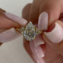Clarissa – Anillo de diamante con corte de gota en acabado dorado.