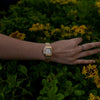 Leonie – Reloj dorado con caja cuadrada.