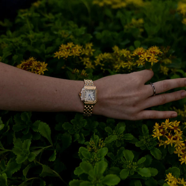 Leonie – Reloj dorado con caja cuadrada.