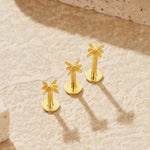 Kateřina – Pendientes dorados con suave curvatura.