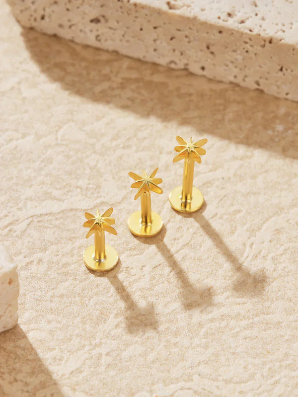 Kateřina – Pendientes dorados con suave curvatura.