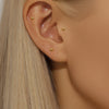Kateřina – Pendientes de oro con suave curvatura.