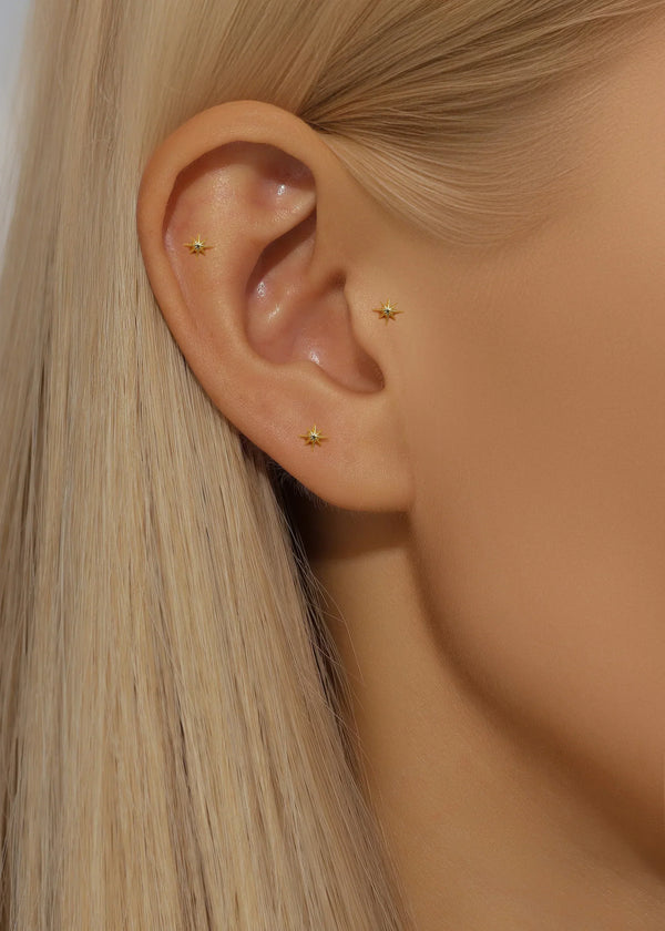 Kateřina – Pendientes dorados con suave curvatura.