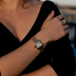 Leonie – Reloj dorado con caja cuadrada.