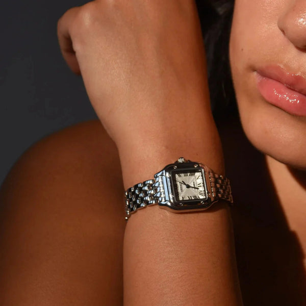 Leonie – Reloj dorado con caja cuadrada.