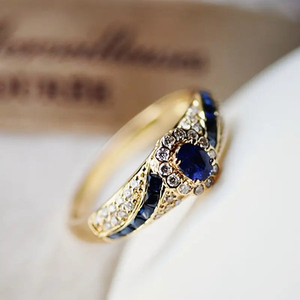 Beatrix – Anillo dorado con doble piedra.