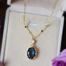 Marisa – Colgante de oro con piedra de zafiro.