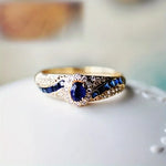 Beatrix – Anillo dorado con doble piedra.