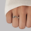 Tabea – Anillo de plata con suave curvatura.