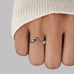 Tabea – Anillo de plata con suave curvatura.