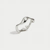 Tabea – Anillo de plata con suave curvatura.