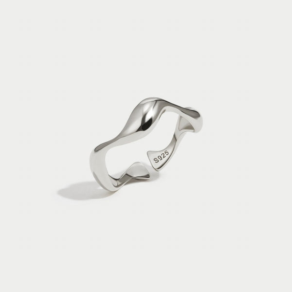 Tabea – Anillo de plata con suave curvatura.