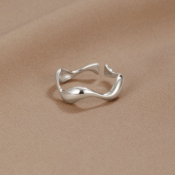 Tabea – Anillo de plata con suave curvatura.