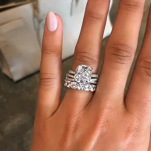 Iris – Anillo de diamante con piedra ovalada.