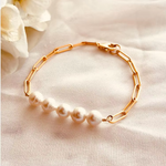 Leonie – Playful pearl ring with a golden accent.