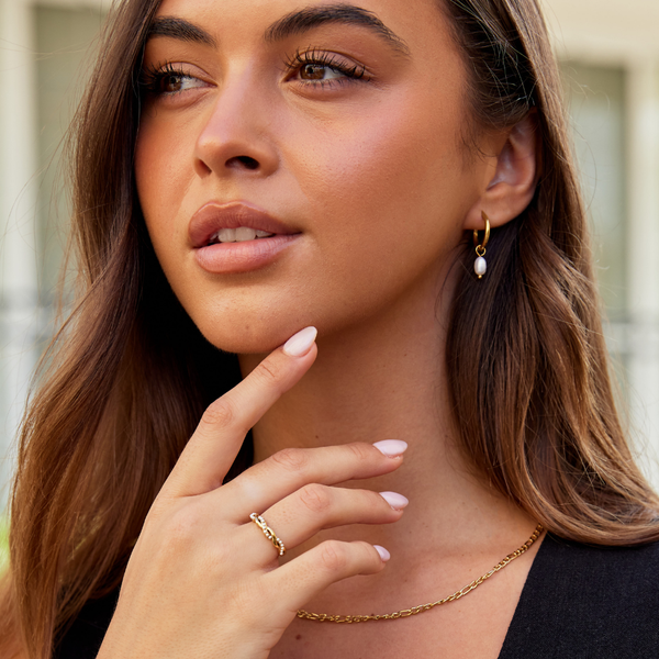 Elisa-Marie – Pendientes dorados con colgante de perla.