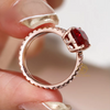 Ulla – Anillo de rubí con marco dorado