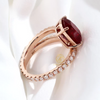 Ulla – Anillo de rubí con marco dorado