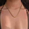 Helena – Collar dorado con decoración punteada.