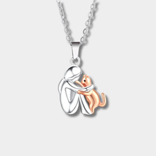 Collar con colgante en forma de gato que abraza