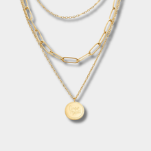 Lea – Multi-layered necklace in soft gold with elegant lines.