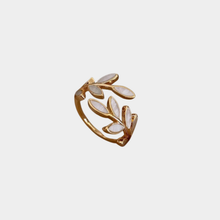 Anillo ajustable con ópalo blanco y oro