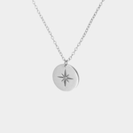 Sophie – Collar de plata de múltiples capas con formas de colgante discretas.