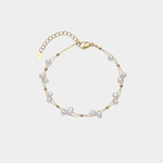 Marlena – Pulsera dorada con acentos de perlas.