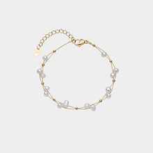 Marlena – Pulsera dorada con acentos de perlas.