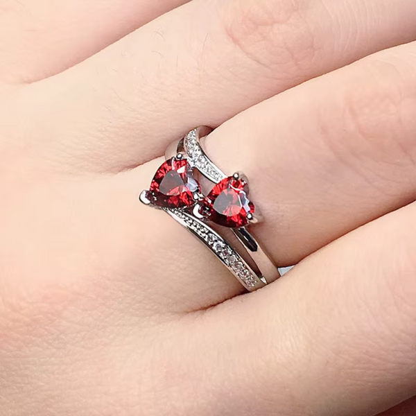 Johana – Anillo de rubí suave con corazoncito.