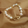 Naděje – Pendientes de oro con perlas y una silueta clara.