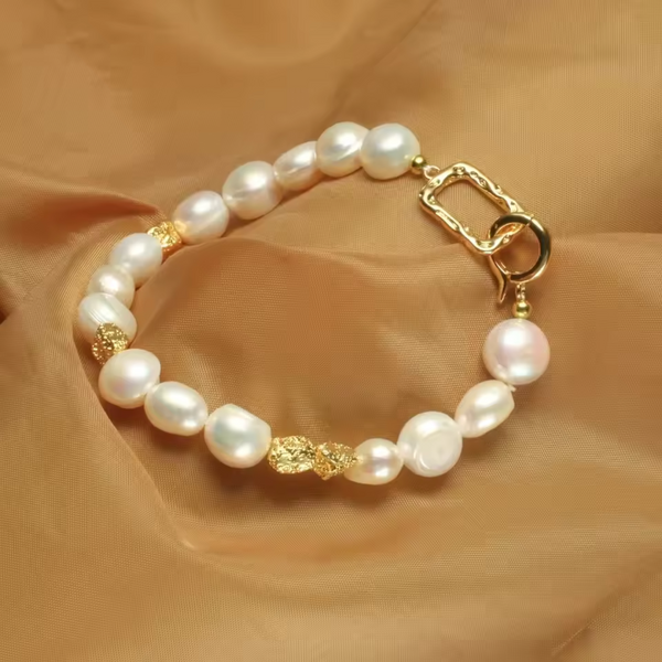 Naděje – Pendientes de oro con perlas y una silueta clara.