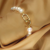 Naděje – Pendientes de oro con perlas y una silueta clara.