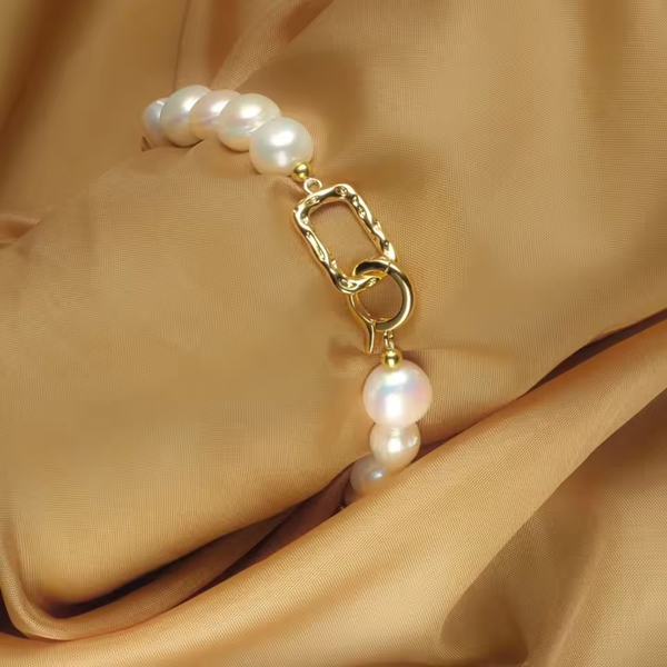 Naděje – Pendientes de oro con perlas y una silueta clara.