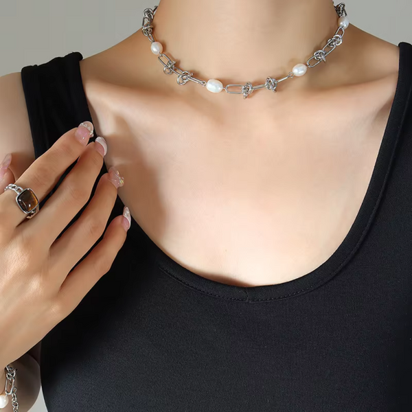Wilma – Pendientes de perlas suaves con marco dorado.