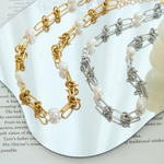 Wilma – Pendientes de perlas suaves con marco dorado.