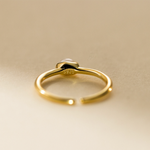 Kateřina – Anillo de oro delicado con línea de perlas.