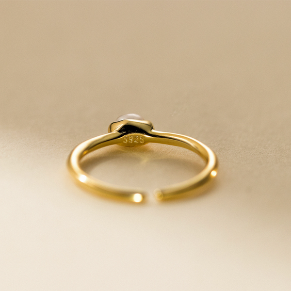 Kateřina – Anillo de oro delicado con línea de perlas.