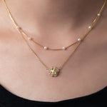 Pavla-Marie – Pendientes de oro con borde de perla.