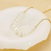 Anneliese – Pendientes de exhibición con líneas doradas y perlas.