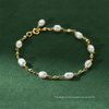 Pavla – Pulsera de perlas delicadas con cierre dorado.