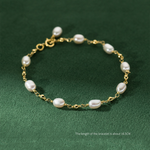 Pavla – Pulsera de perlas delicadas con cierre dorado.