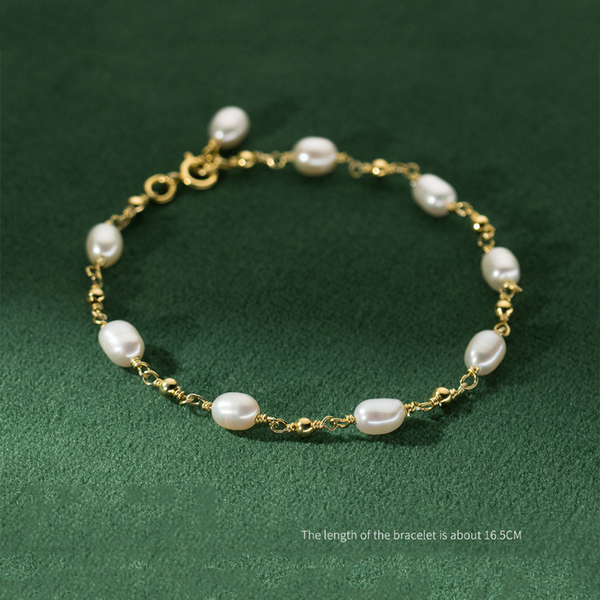 Pavla – Pulsera de perlas delicadas con cierre dorado.