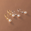 Nora – Pendientes clásicos de perlas con cierre moderno.